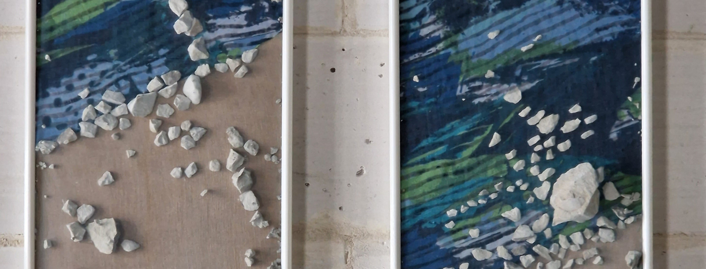 Fragment pracy artystycznej przedstawiającej morski brzeg i fale